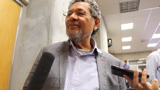 Élmer Mendoza presentó “Besar al detective”