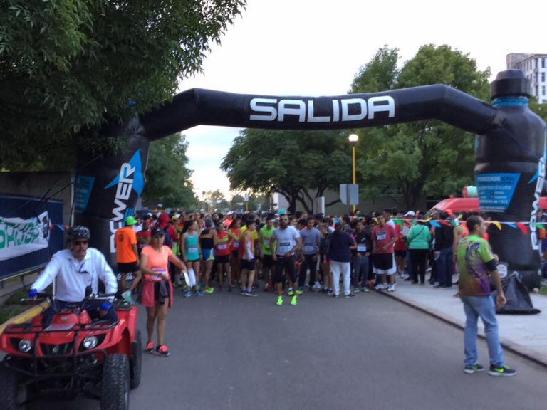 Más 1,000 personas participaron en la Carrera Universitaria Gallos