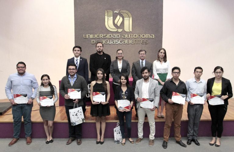 Alumnos de Derecho destacan en concursos