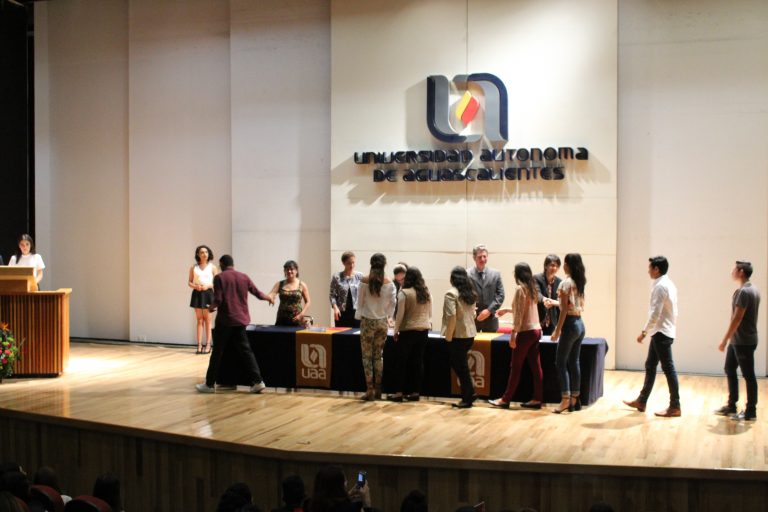 Entrega de reconocimientos a alumnos del CCSyH
