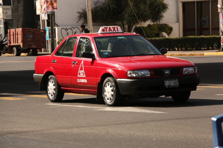 Taxistas buscan hacerle la competencia a Uber