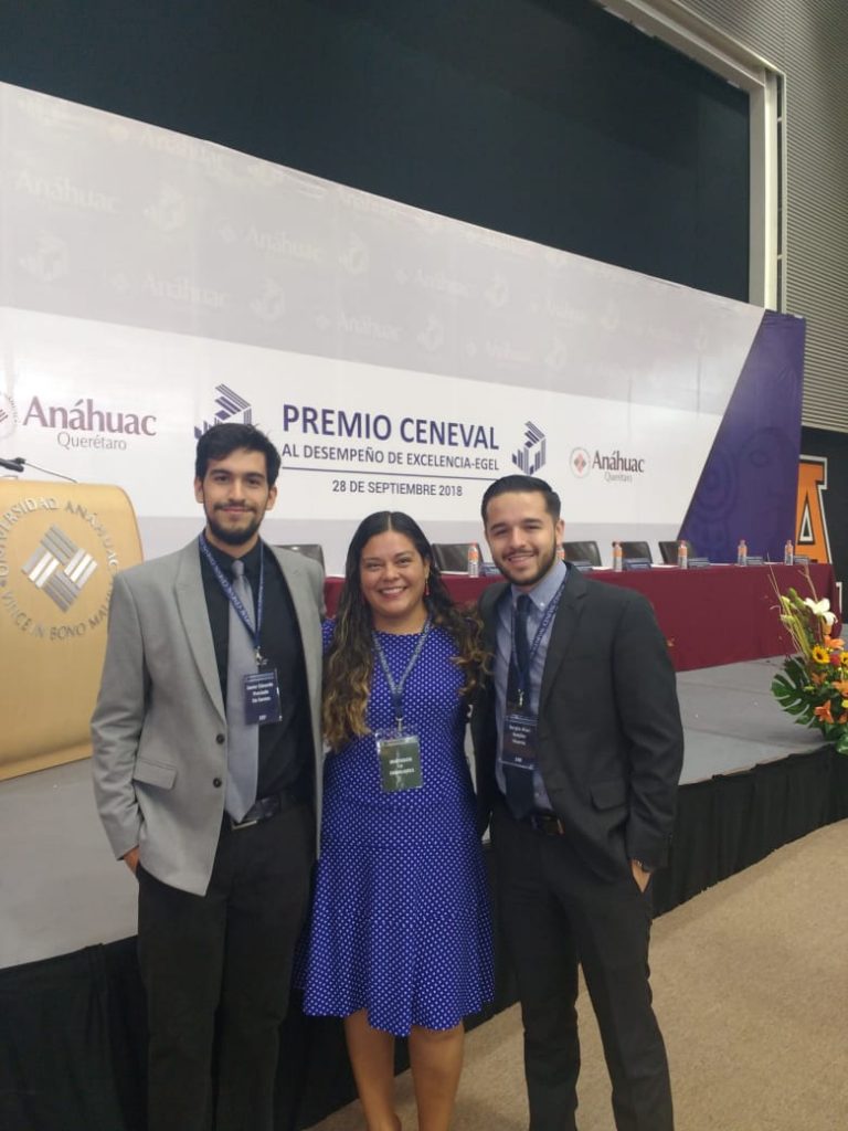 Reciben estudiantes de Comunicación Reconocimiento por Excelencia Académica