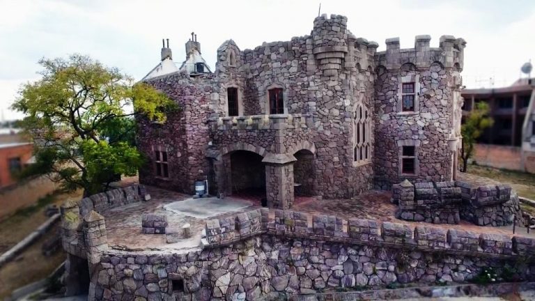 Aguascalientes City: Un Castillo Escocés en Medio de Aguascalientes
