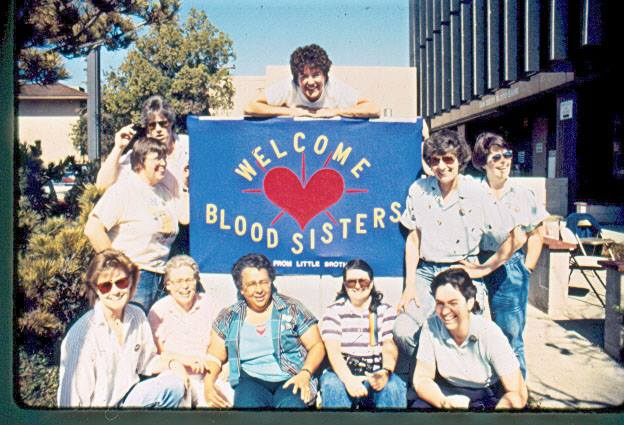“San Diego Blood Sisters”: Las Mujeres que Salvaron Muchas Vidas Durante la Pandemia del VIH/SIDA