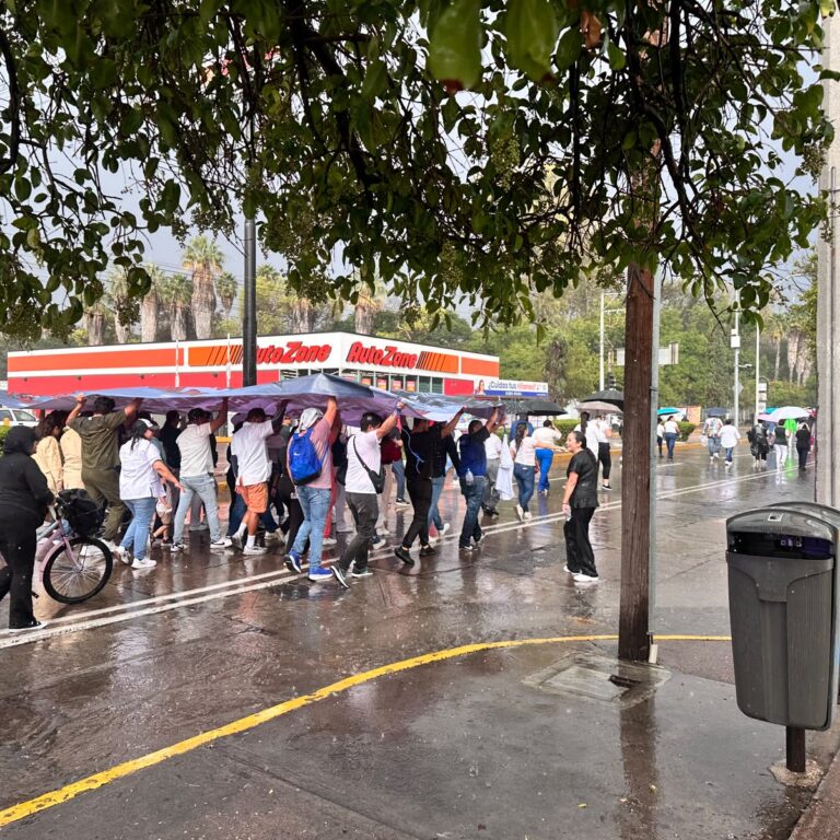 “Después de trabajar, salimos a luchar” – Marchan trabajadores del IMSS
